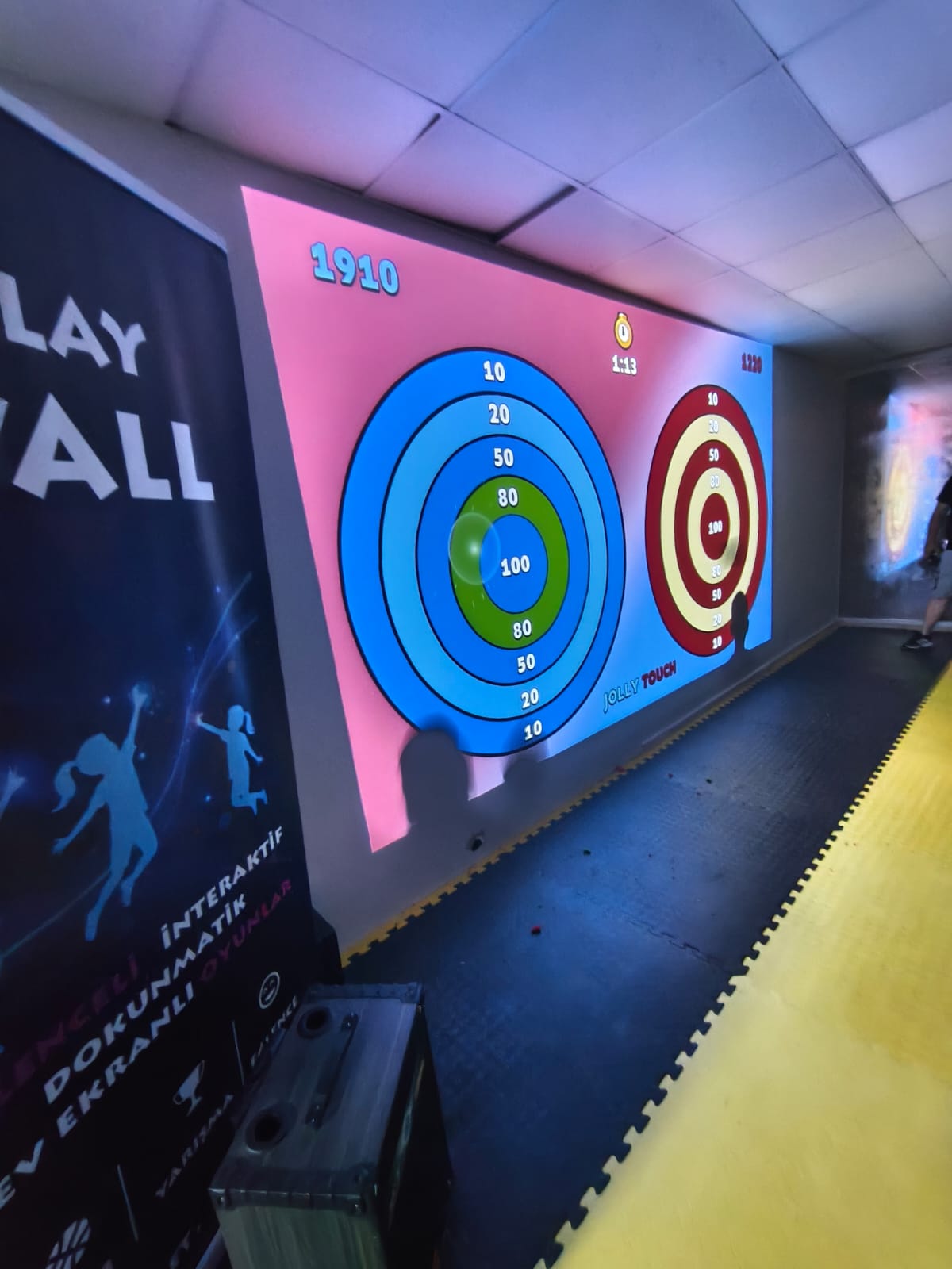 Okul koridorunda dart oyunu kurulumu